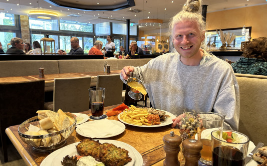 Wo der Gott der Freude die Metaxa-Sauce spendet: La Caféteria in Gifhorn ist eine glückspendende Lebenserweiterung