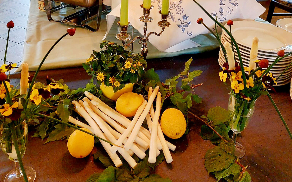 Wo zum Spargel das Jagdhorn geblasen wird: Mit Buffet und Event-Charakter startet das Landcafé Neubokel in den Frühling