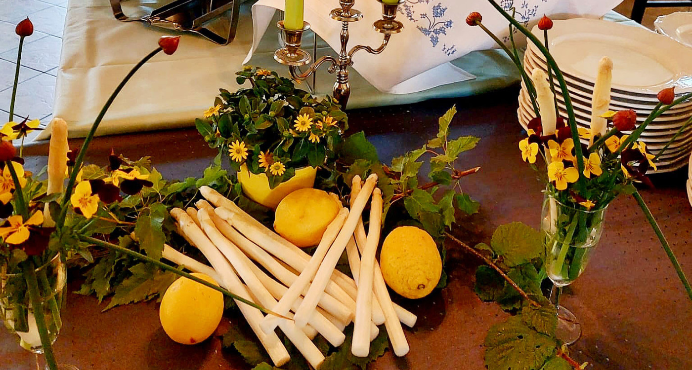 Wo zum Spargel das Jagdhorn geblasen wird: Mit Buffet und Event-Charakter startet das Landcafé Neubokel in den Frühling