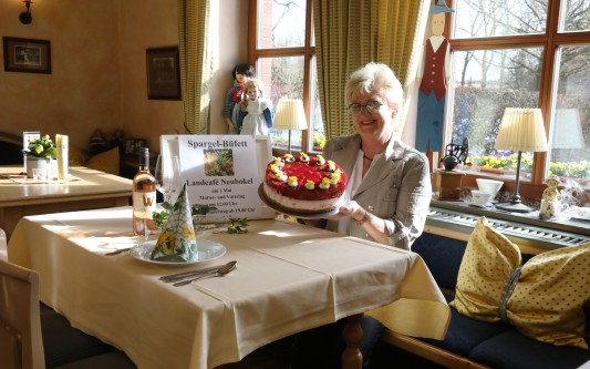 Zauberhafter Frühling im Landcafé Neubokel: Neben Kuchen, Torten und Kaffee gibt‘s ab Mai auch das Spargelbuffet