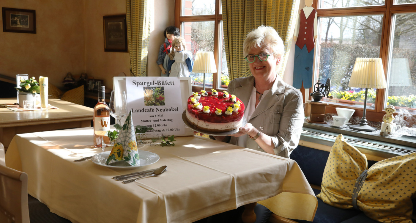 Zauberhafter Frühling im Landcafé Neubokel: Neben Kuchen, Torten und Kaffee gibt‘s ab Mai auch das Spargelbuffet