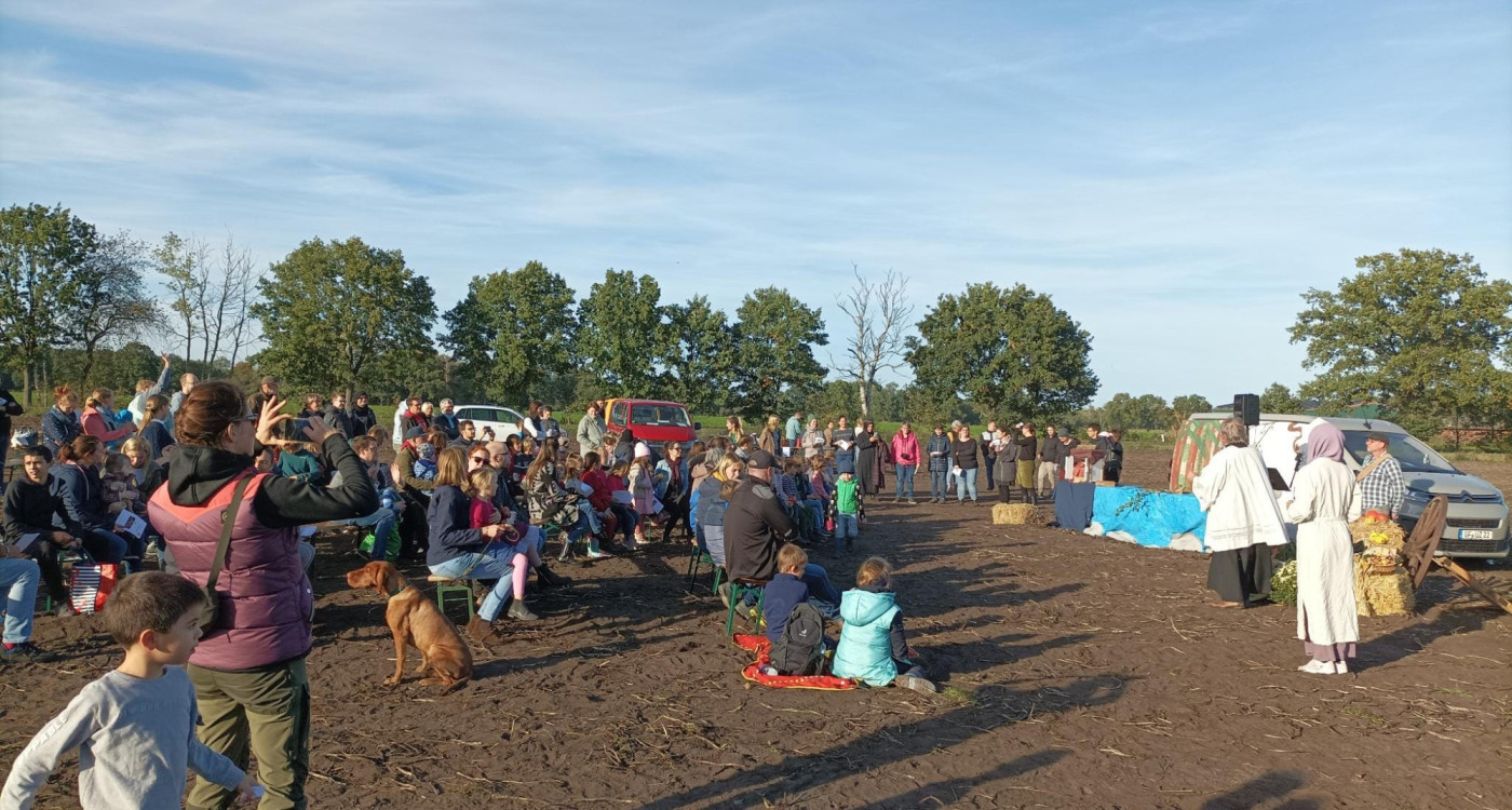 Zeit zu danken und zu feiern: Die vier Gifhorner Caritas-Kitas feiern ein großes Erntedankfest mit 250 Gästen
