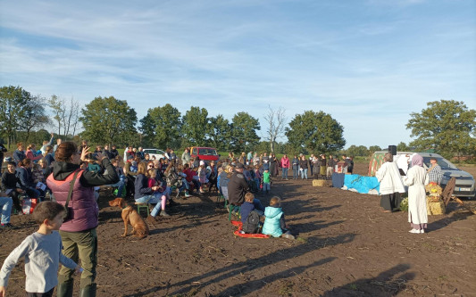 Zeit zu danken und zu feiern: Die vier Gifhorner Caritas-Kitas feiern ein großes Erntedankfest mit 250 Gästen