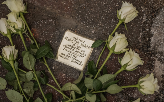 Zwangssterilisiert wegen schweren Alkoholismus - Ein Stolperstein erinnert: Albrecht Muenk wurde im Stift Isenwald in Kästorf von den Nazis entrechtet