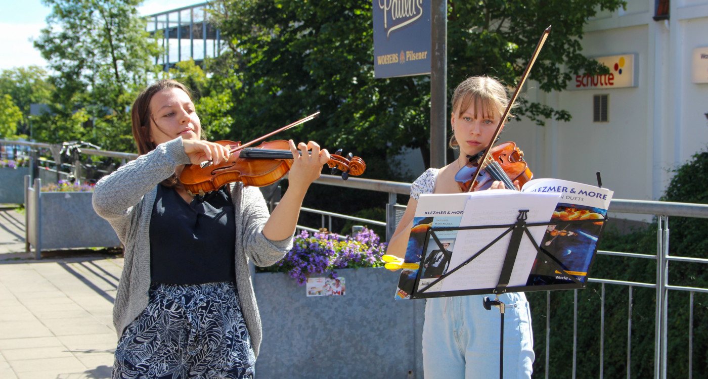Zwei Geigen für Gifhorn - Veronika und Milena spielen auf dem Wochenmarkt