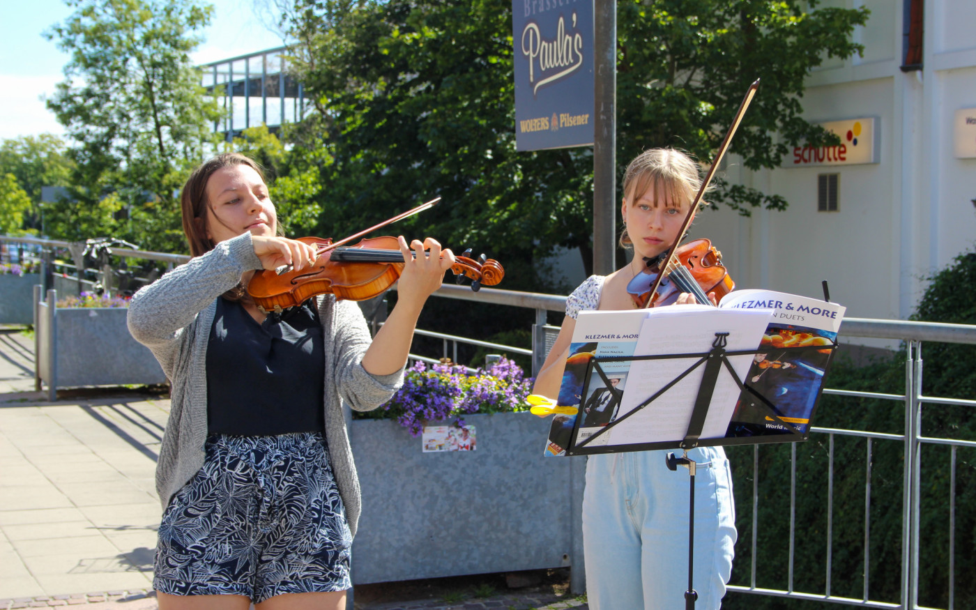 Zwei Geigen für Gifhorn - Veronika und Milena spielen auf dem Wochenmarkt