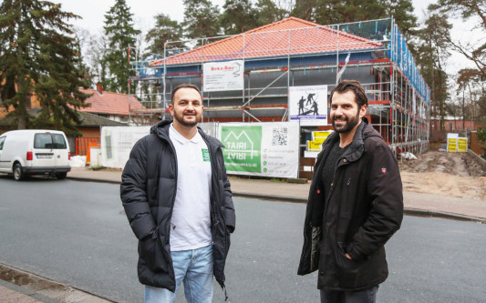 Zwei Investoren schaffen nachhaltigen Wohnraum: Jusuf und Avni Tairi verkaufen neue Stadthäuser im Lehmweg 16 in Gifhorn