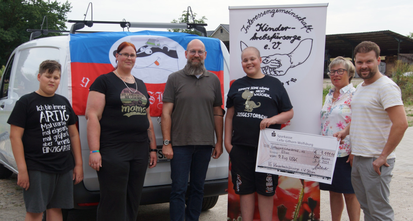 Zweimal 1111,11 Euro für den guten Zweck: Die Gifhorner Tafel und eine Familie empfangen Spenden des 9. Zug USK