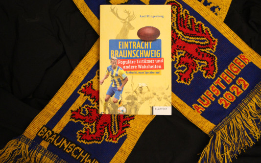 Zwischen Harz und Heideland da gibt's 'nen Club, der ist bekannt: Axel Klingenbergs Fußball-Buch über die Braunschweiger Eintracht gewährt den Blick in Historie, Stadion und Fanszene